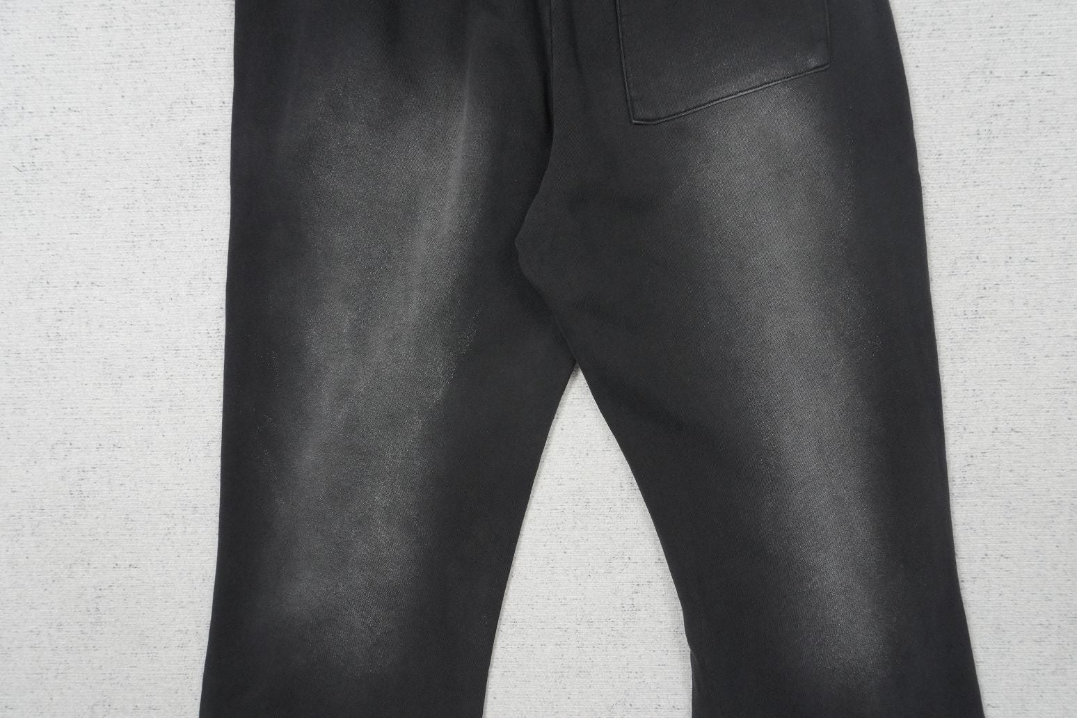 V - SWEATPANTS