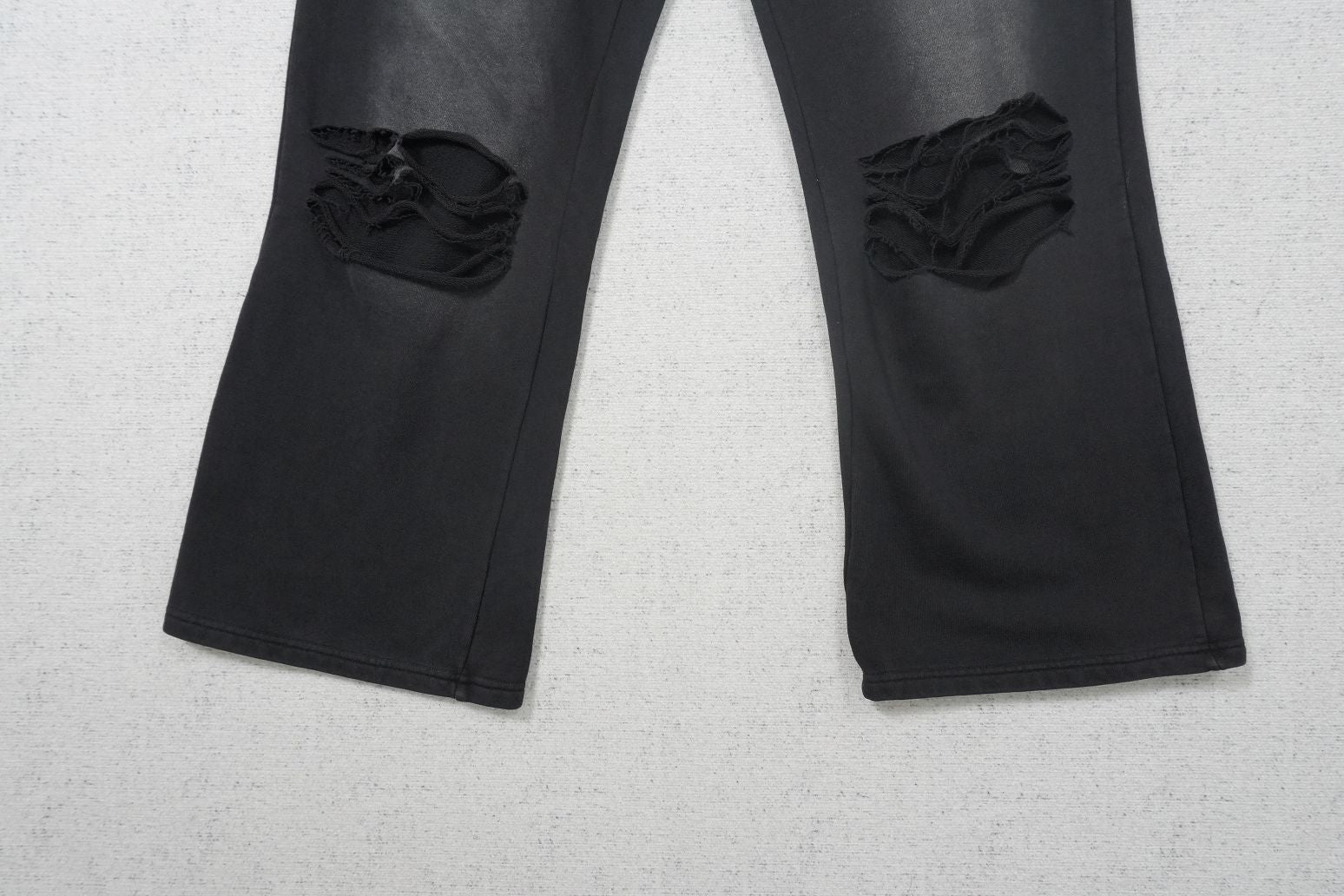 V - SWEATPANTS