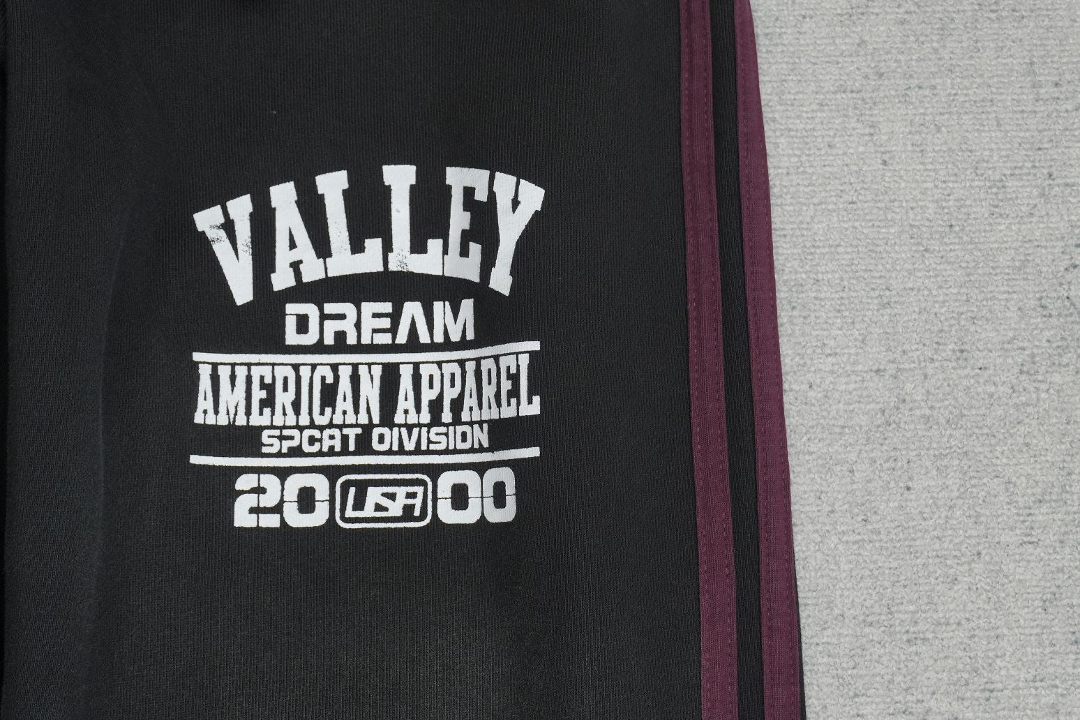 V - SWEATPANTS