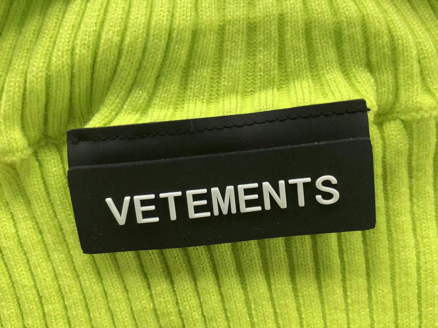 V - SWEATER