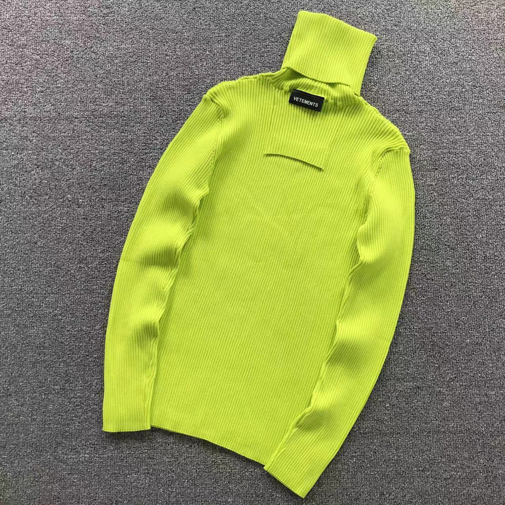 V - SWEATER