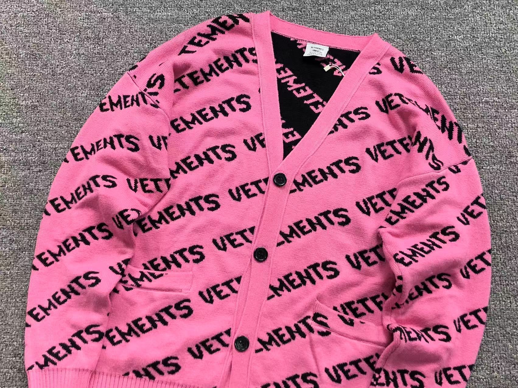 V - SWEATER
