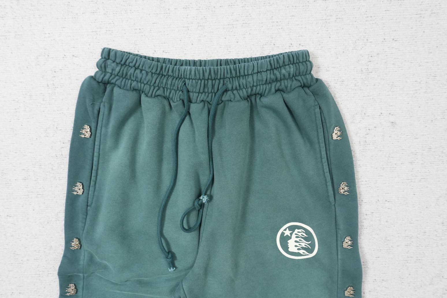 H - SWEATPANTS