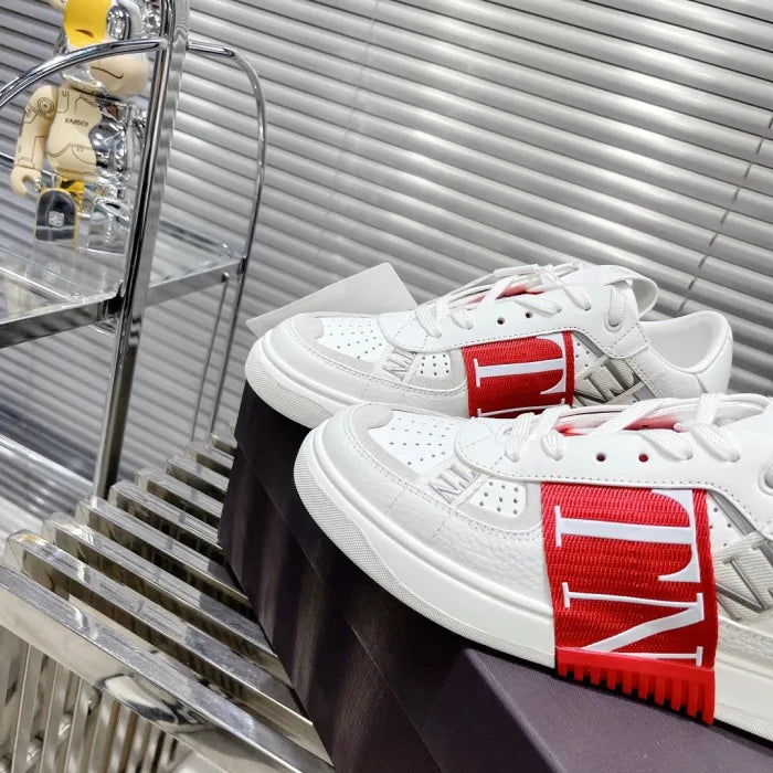 V - SNEAKERS
