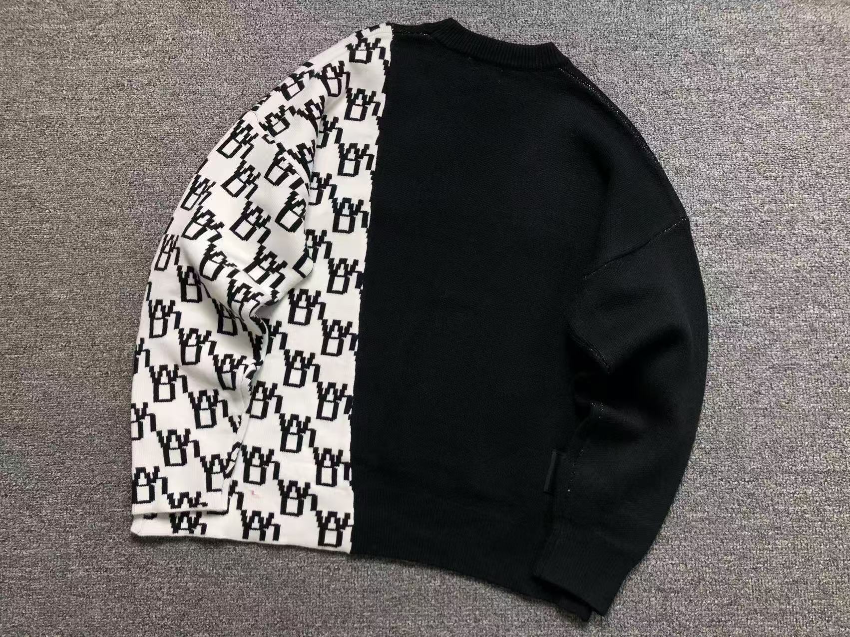 W - SWEATER