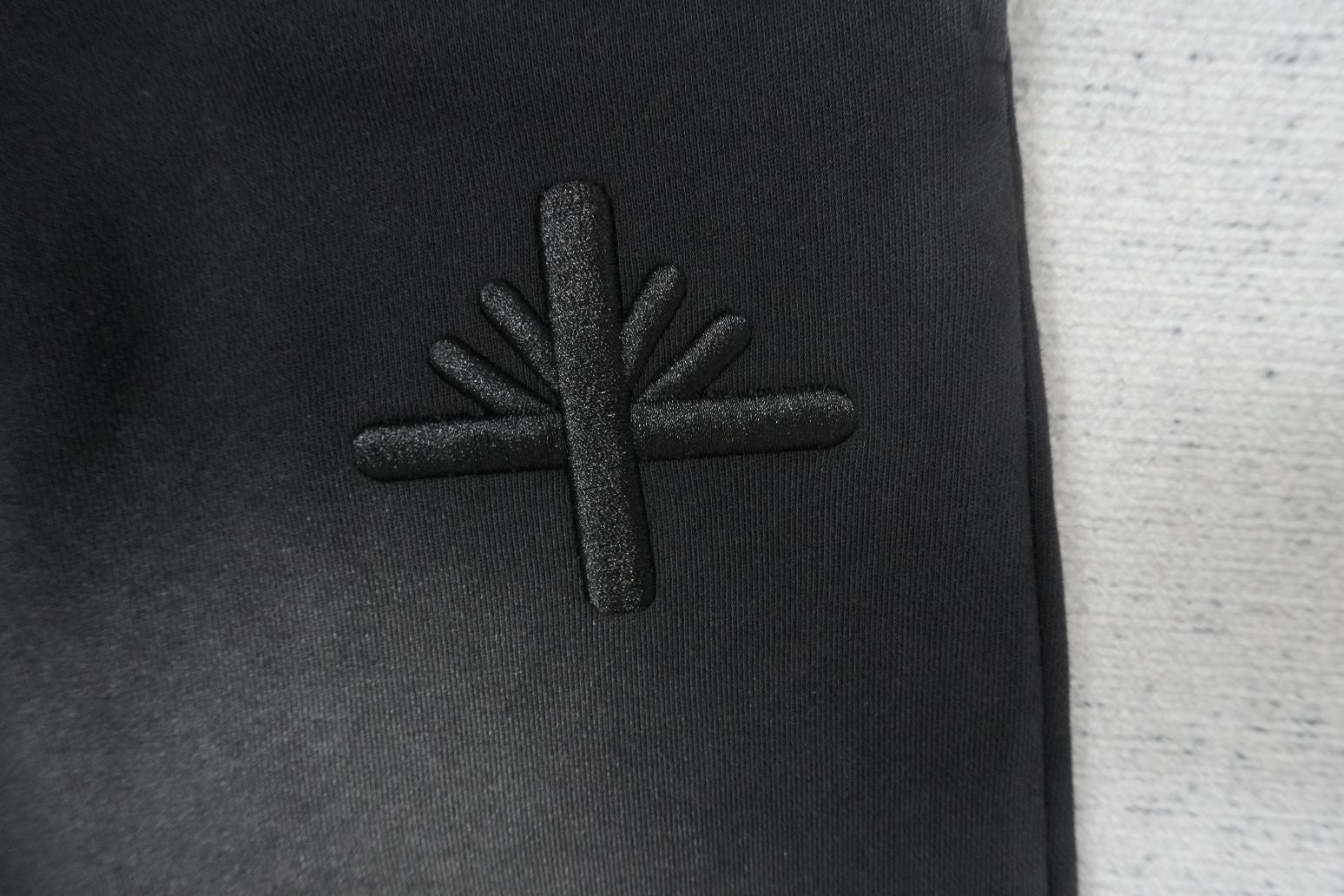 V - SWEATPANTS