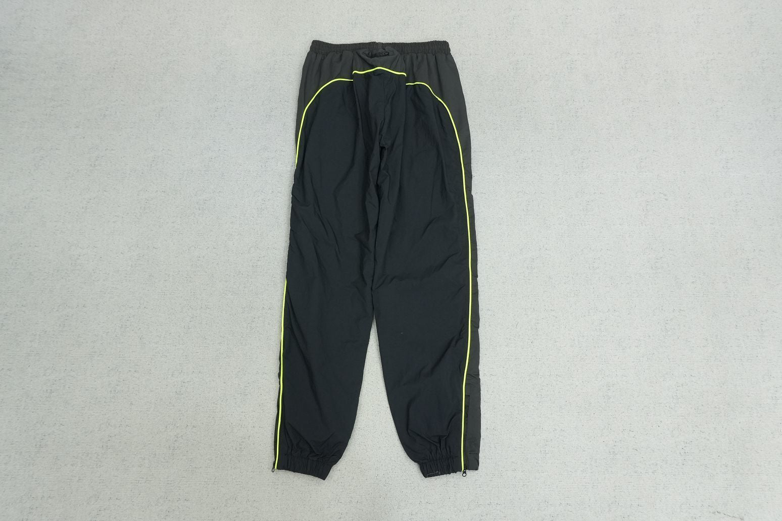 S - SWEATPANTS
