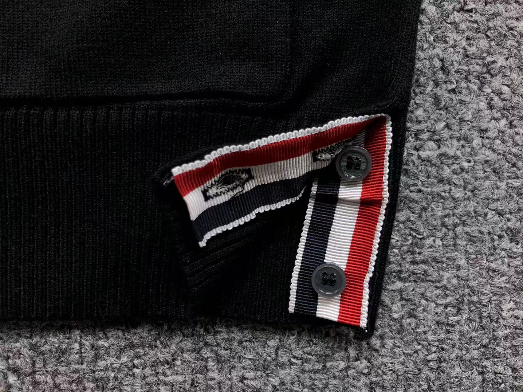 T - SWEATER