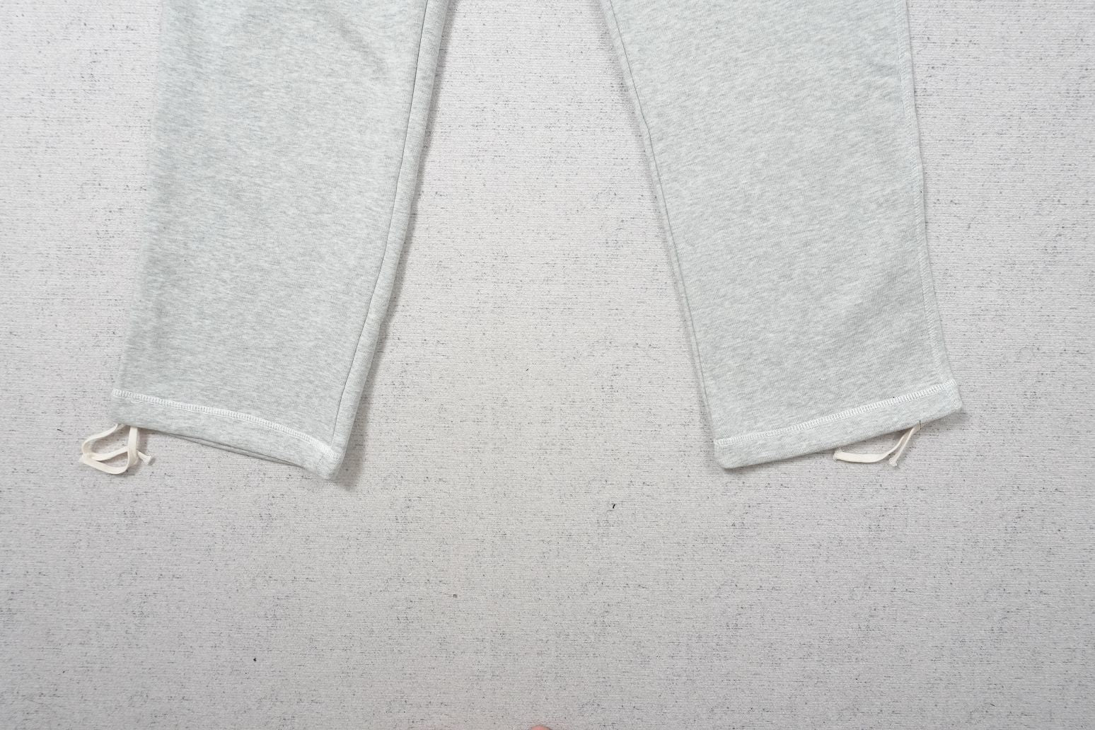 L - SWEATPANTS