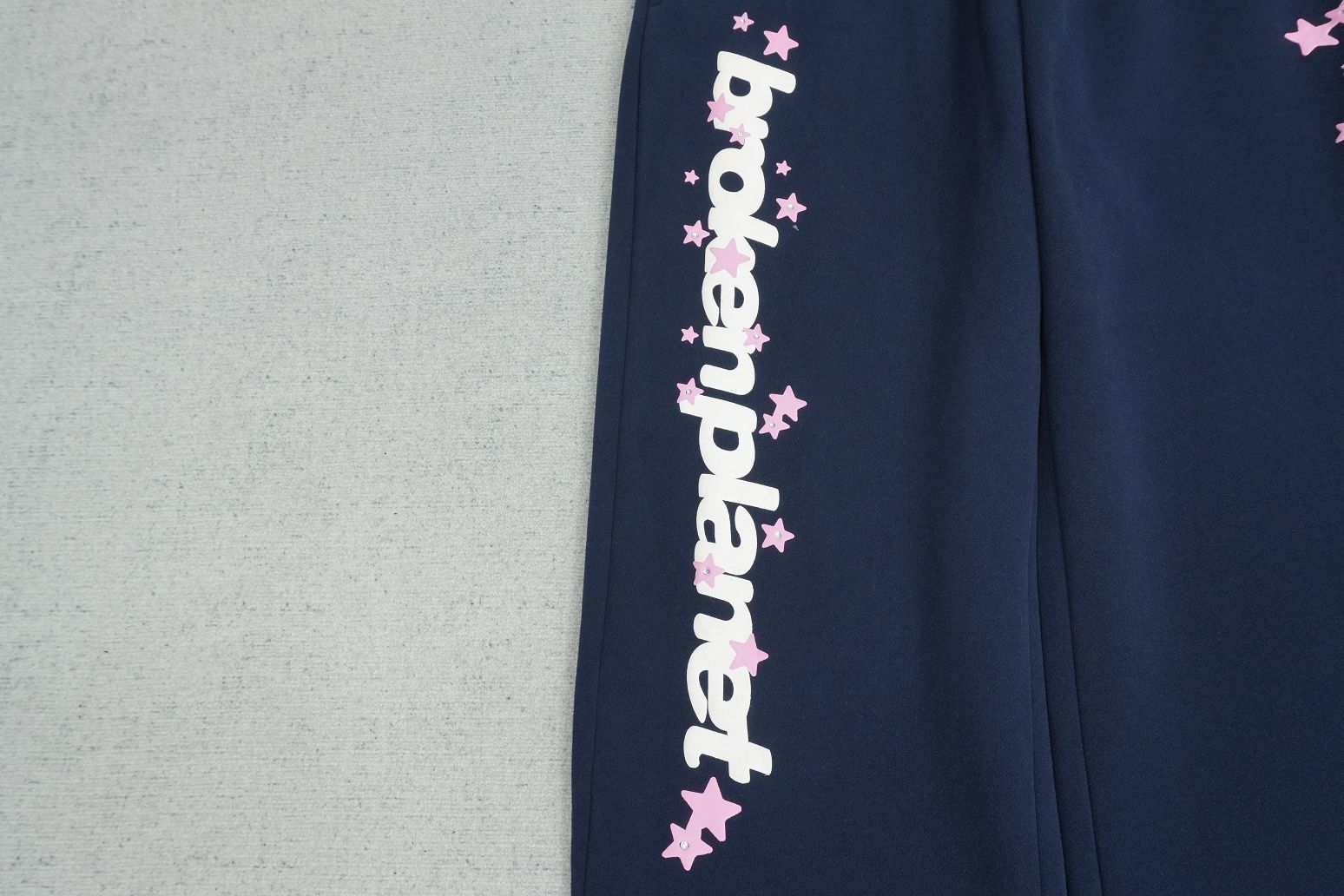 B - SWEATPANTS