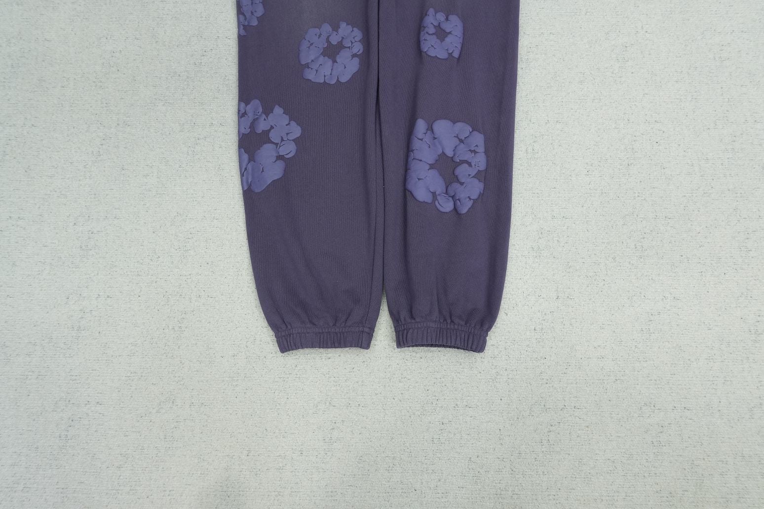 D - SWEATPANTS