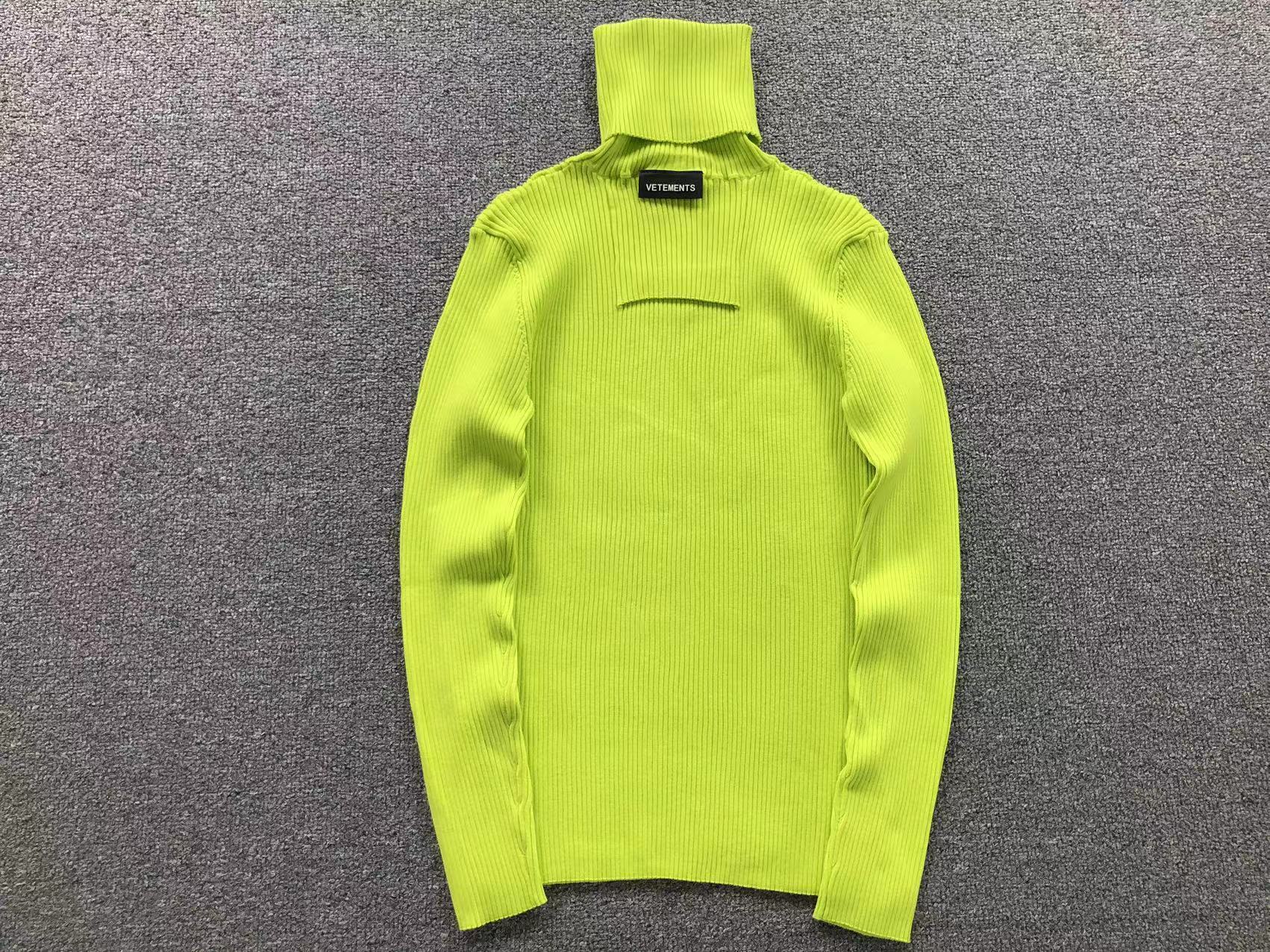 V - SWEATER