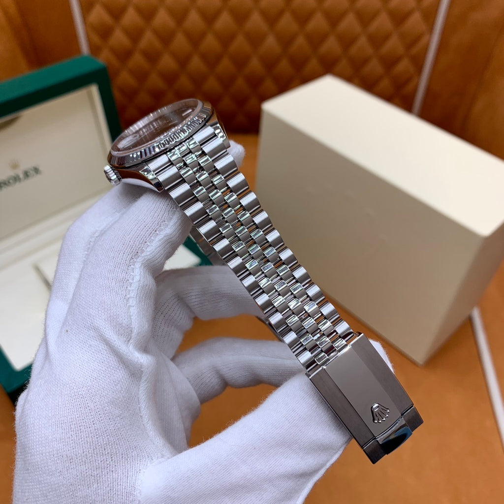M - Watch