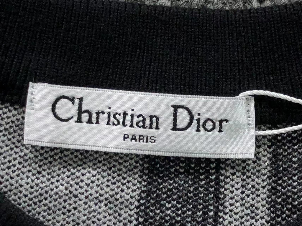 D - SWEATER