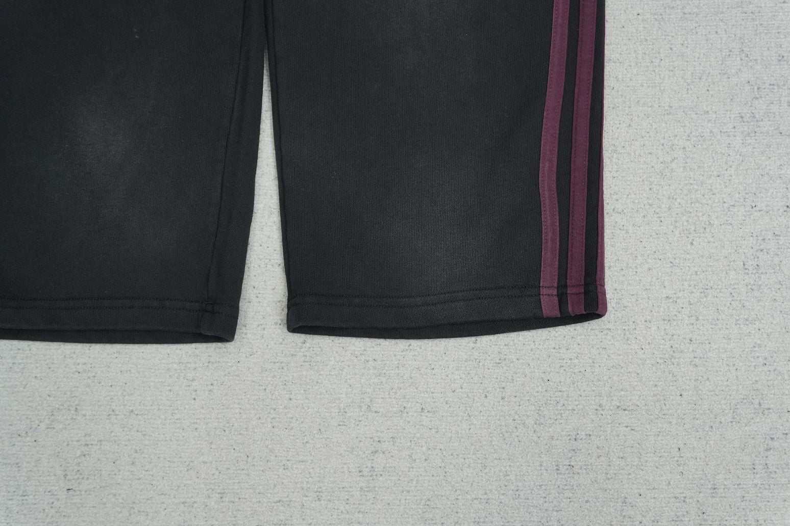V - SWEATPANTS