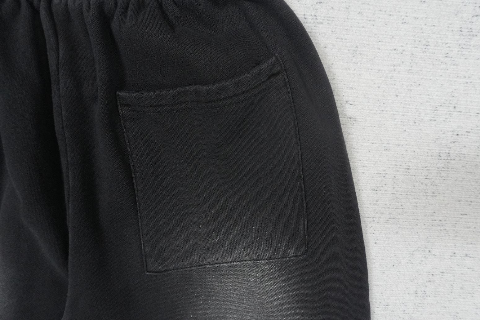 V - SWEATPANTS