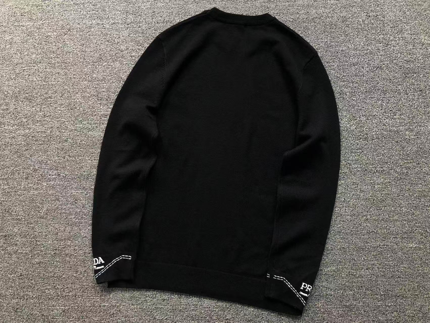 P - SWEATER