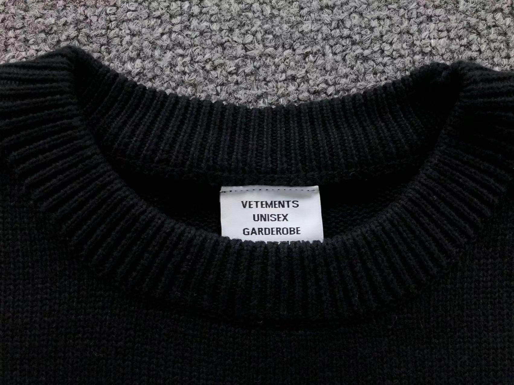 V - SWEATER