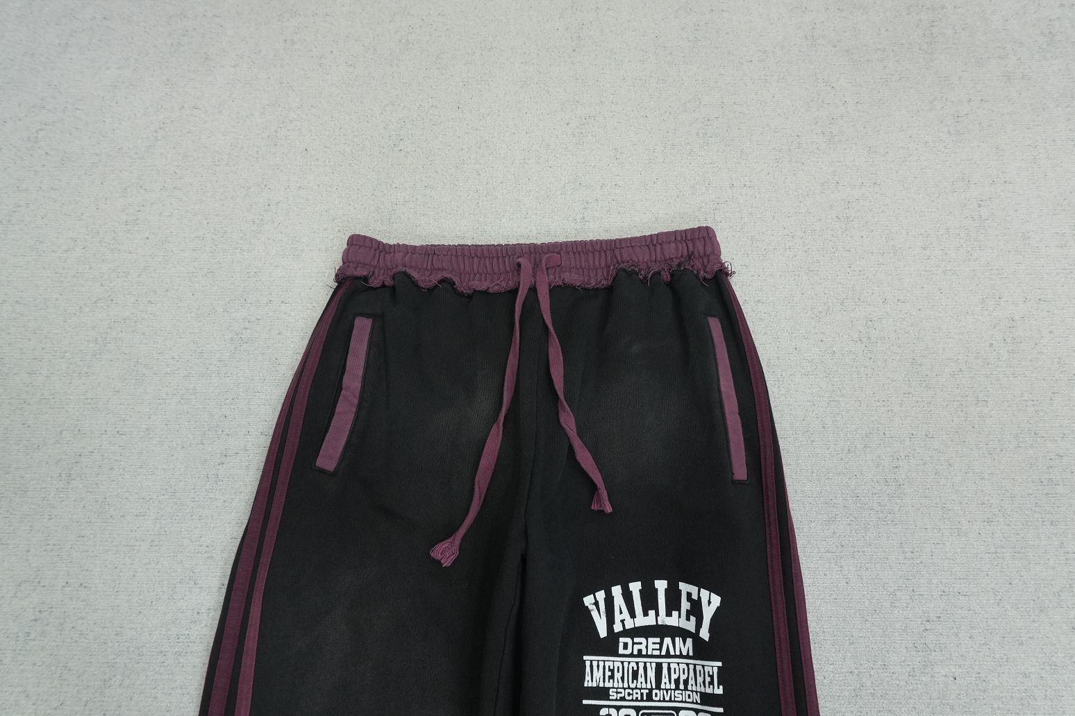 V - SWEATPANTS