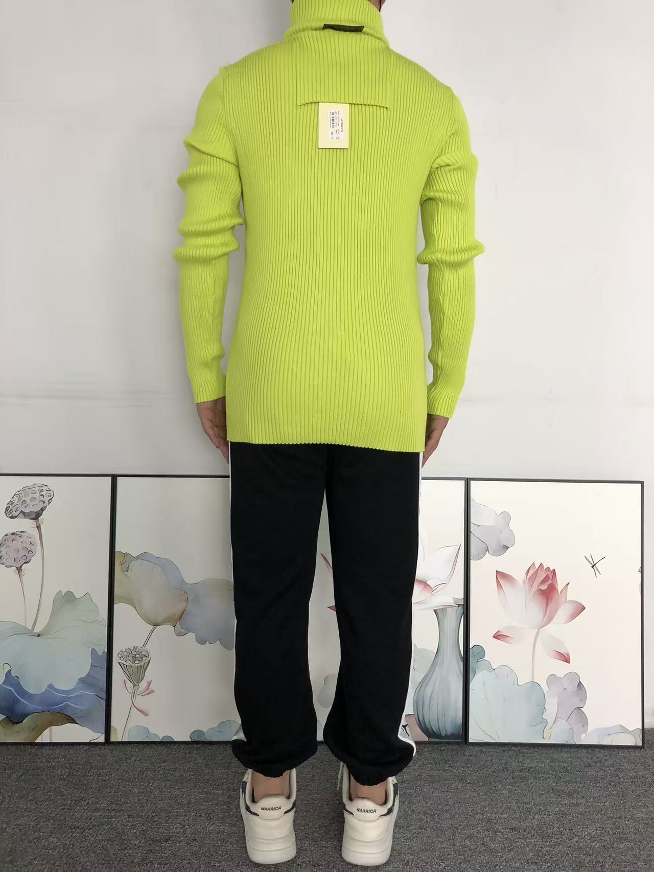 V - SWEATER