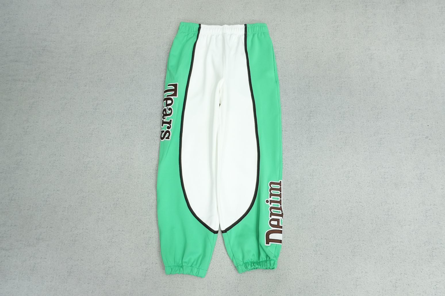 D - SWEATPANTS
