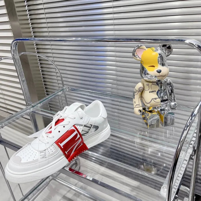 V - SNEAKERS