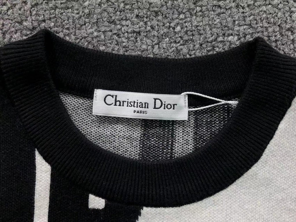 D - SWEATER