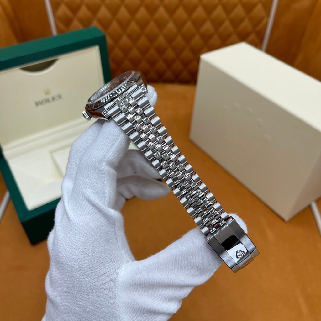 M - Watch