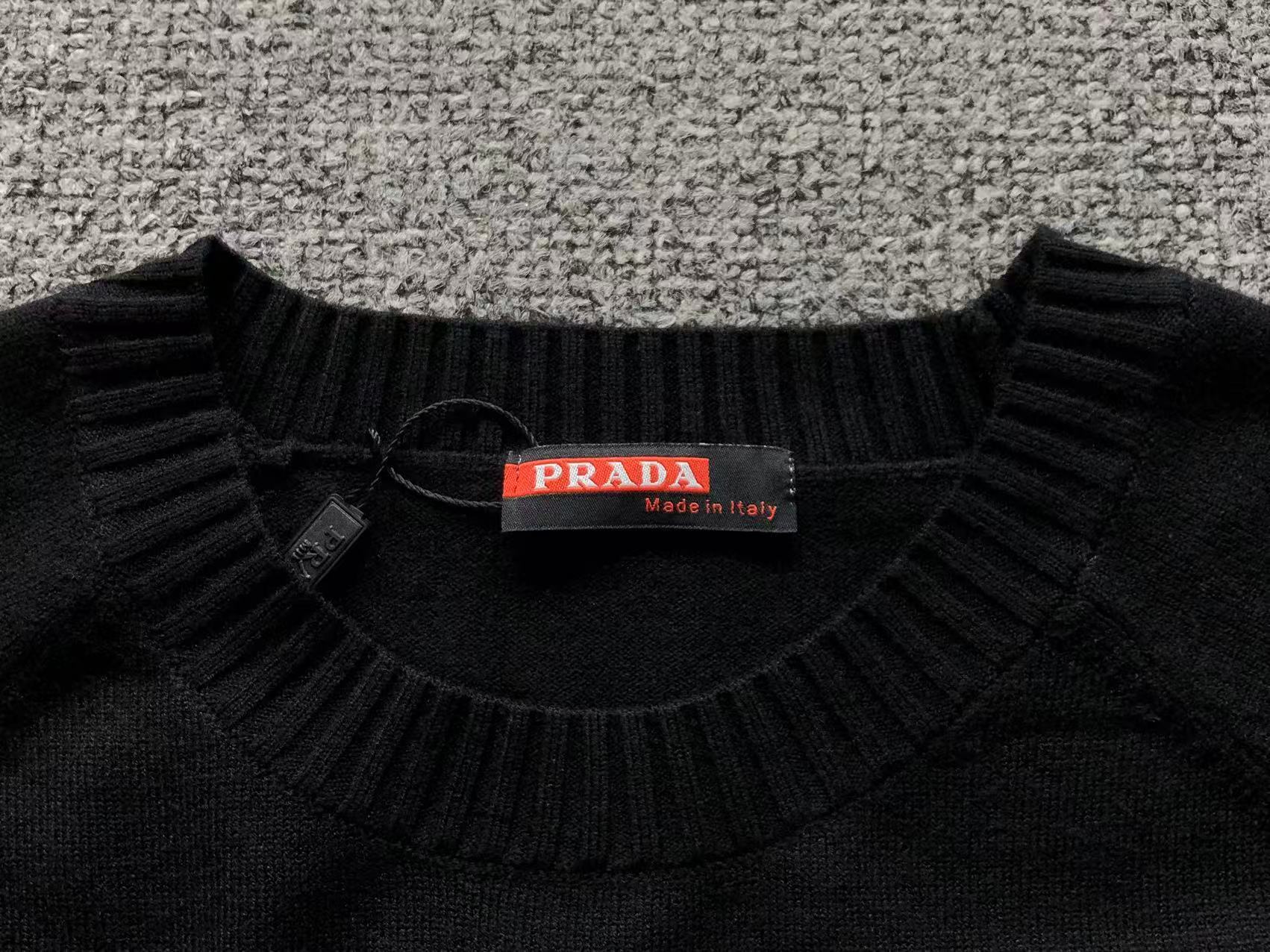 P - SWEATER