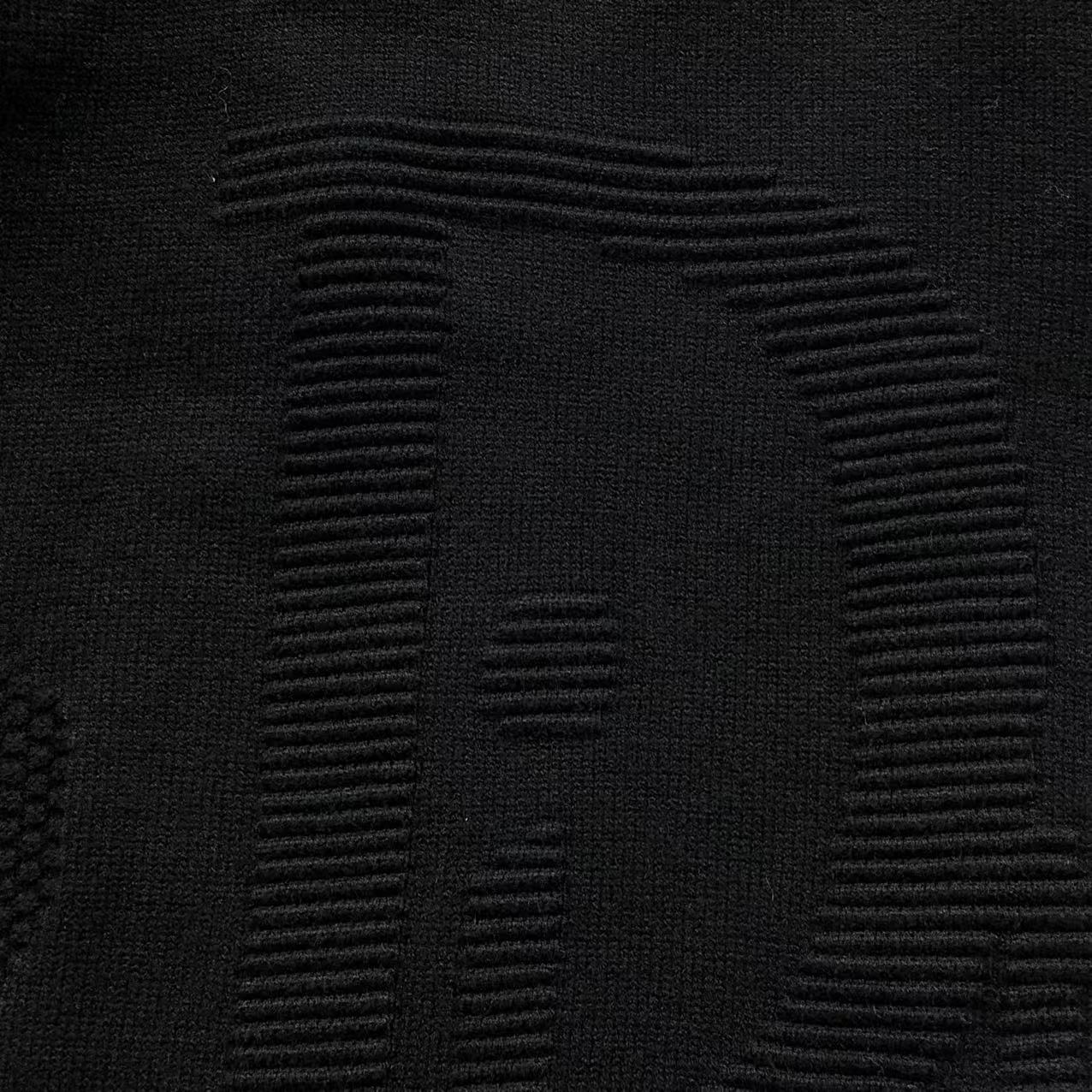 D - SWEATER