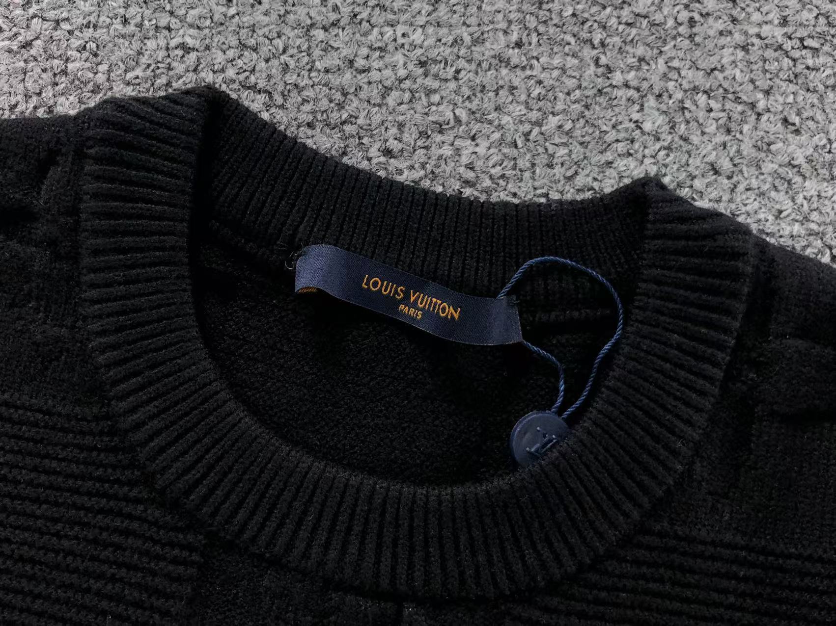 L - SWEATER