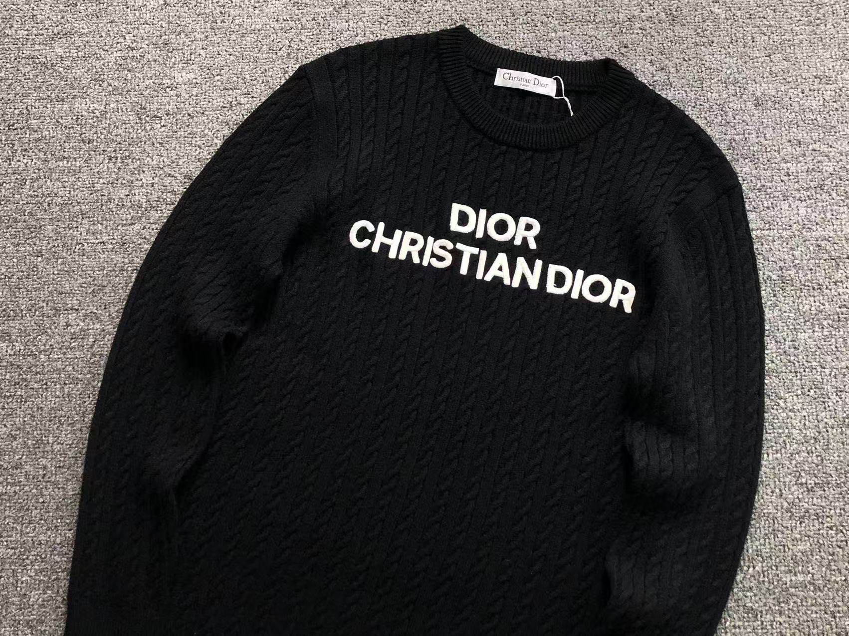 D - SWEATER