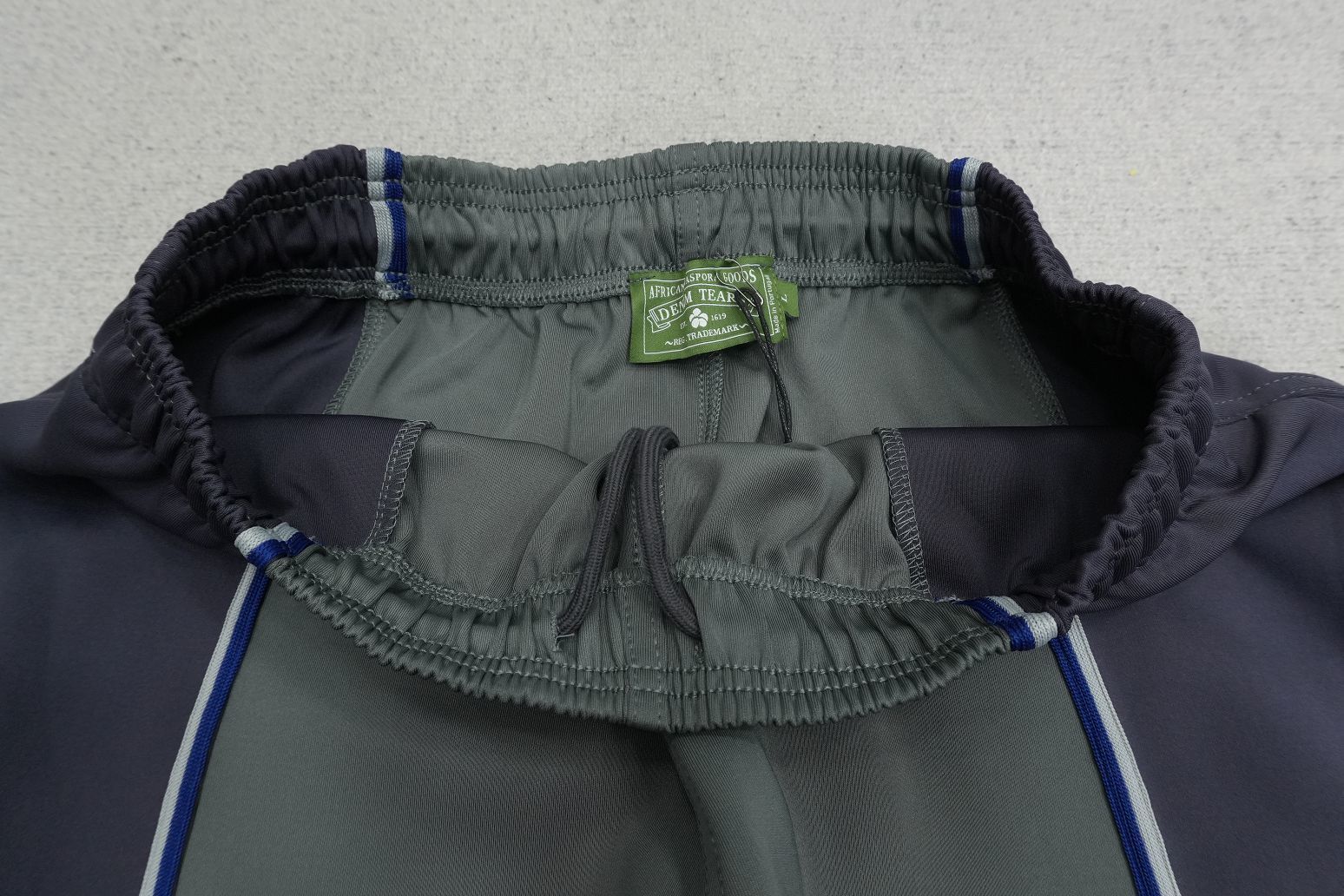 D - SWEATPANTS