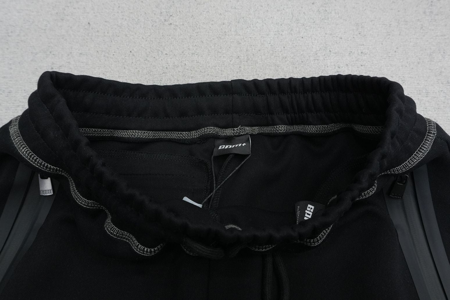 S - SWEATPANTS