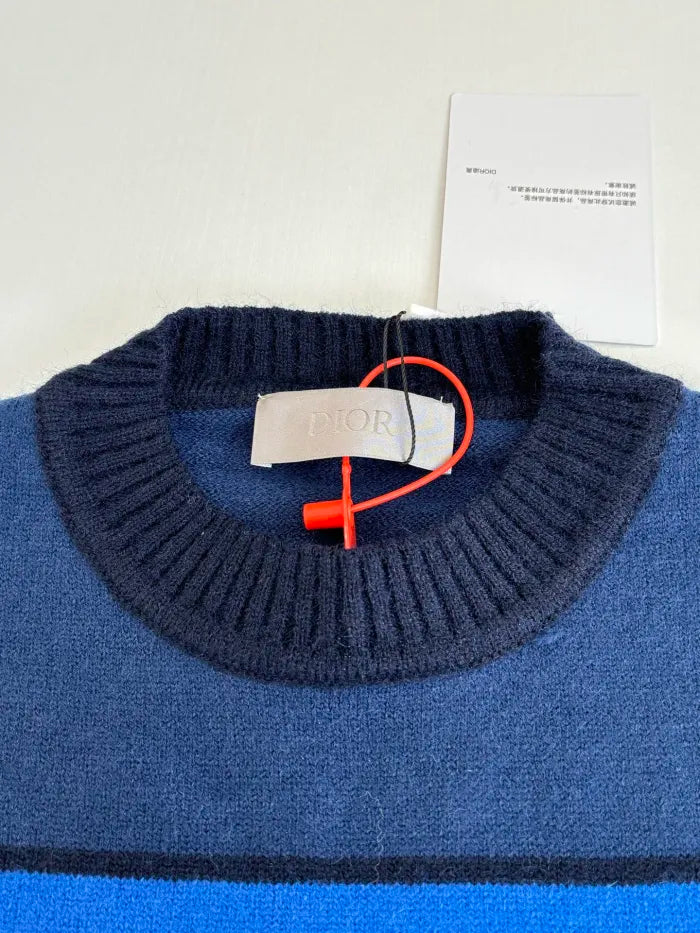 D - SWEATER