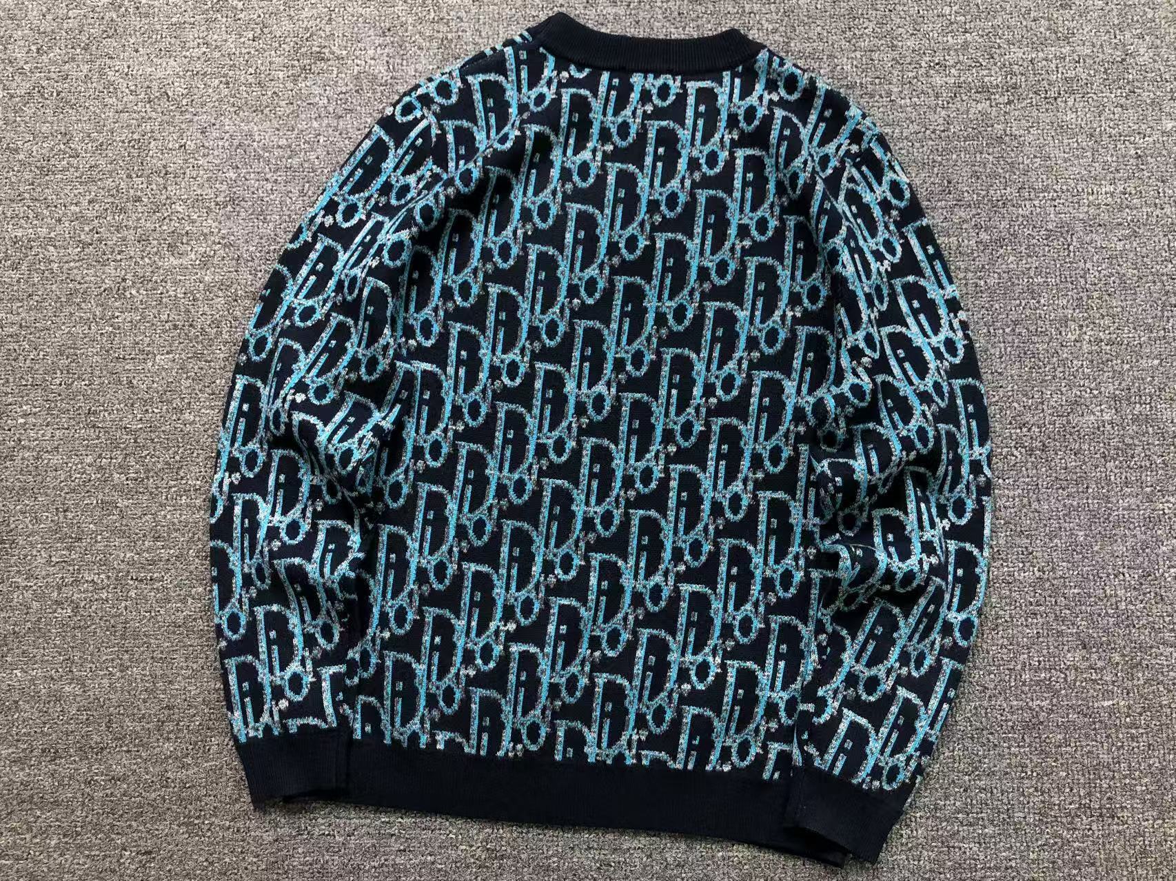 D - SWEATER