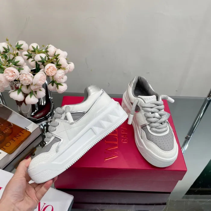 V - SNEAKERS