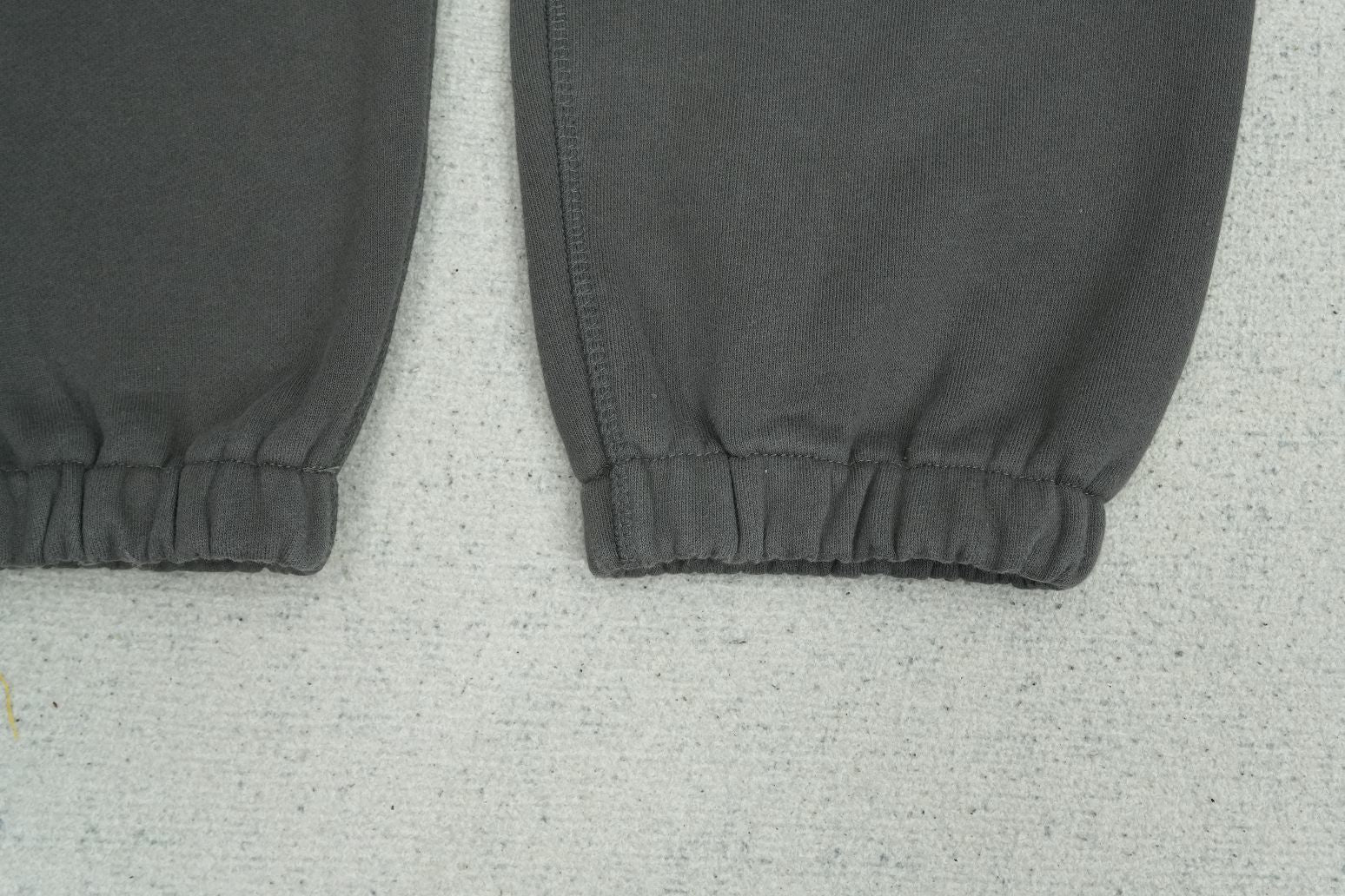 S - SWEATPANTS