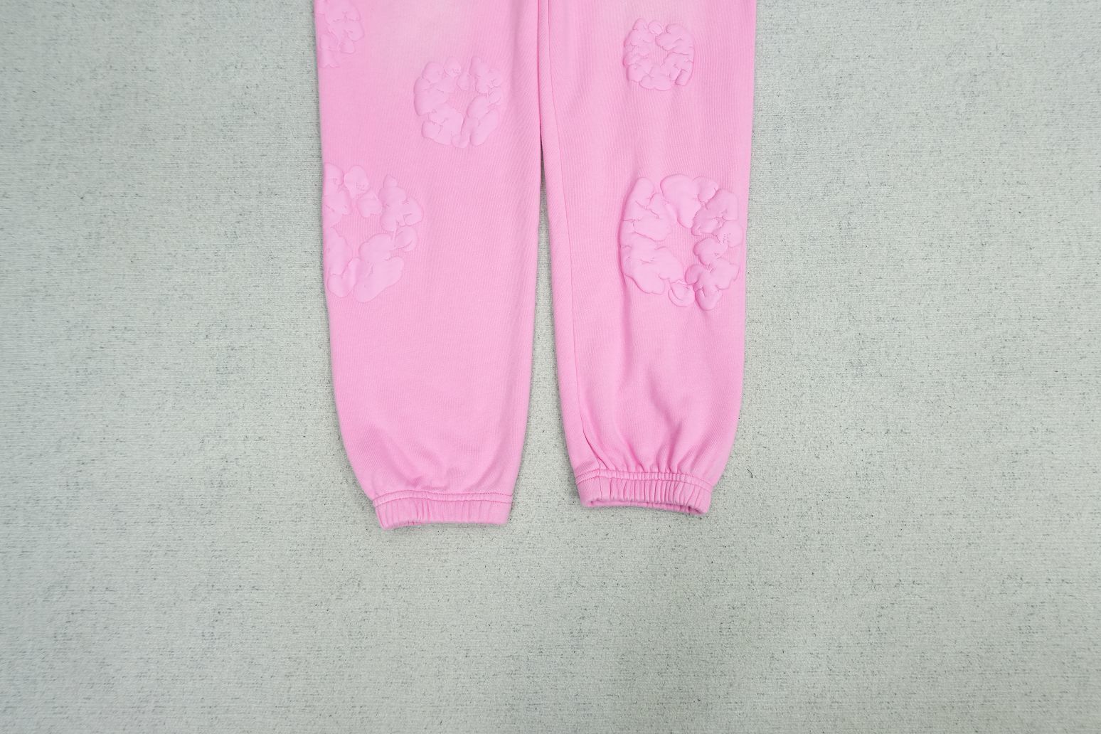 D - SWEATPANTS